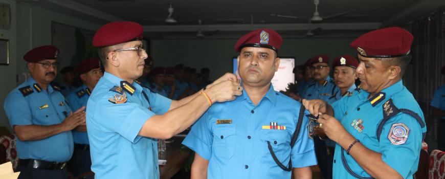 कोशी प्रदेशमा पदोन्नति भएका प्रहरी कर्मचारीलाई दर्ज्यानी चिह्न प्रदान कोशी प्रदेशमा पदोन्नति भएका प्रहरी कर्मचारीलाई दर्ज्यानी चिह्न प्रदान